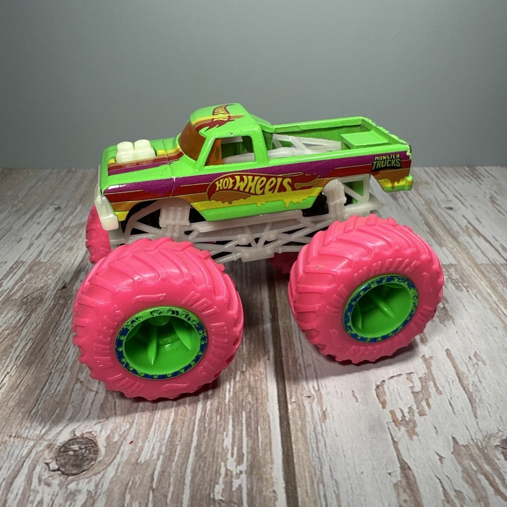 Hot Wheels Monster Truck Glow In The Dark Midwest Madness 1:64